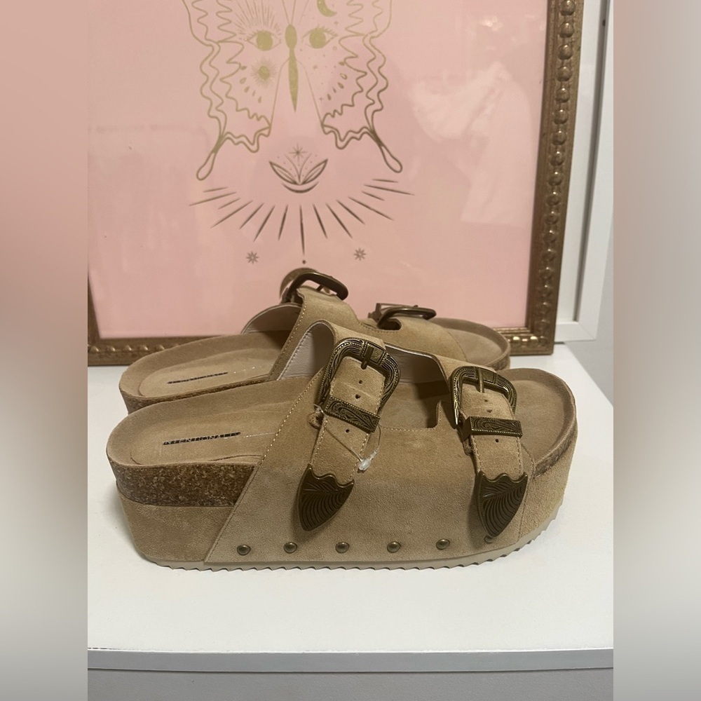 Rule Breaker Goes West Flatform Sandals - Picture 6 of 8